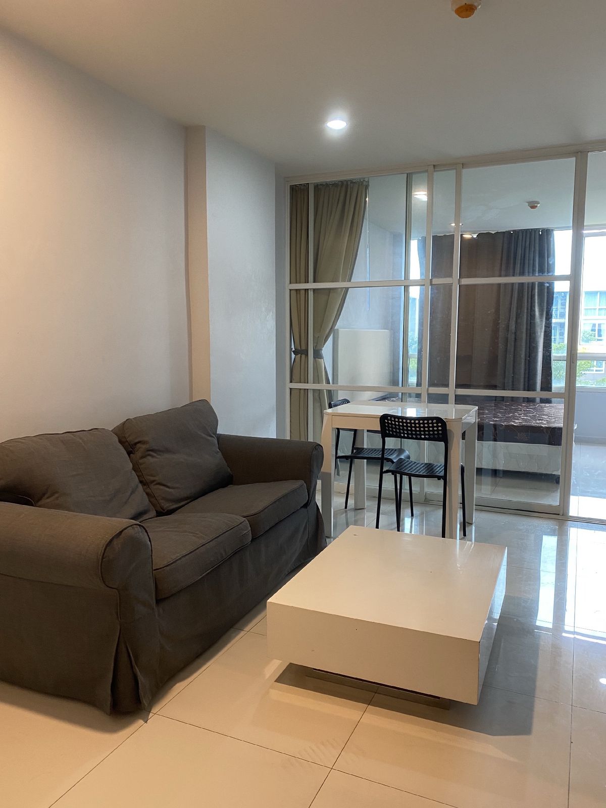 For RentCondoPattanakan, Srinakarin : 📍 New ready to stay #element srinakarin 1 hrs. 1 water. Beautiful room. The view pool is comfortable. There is a washing machine.