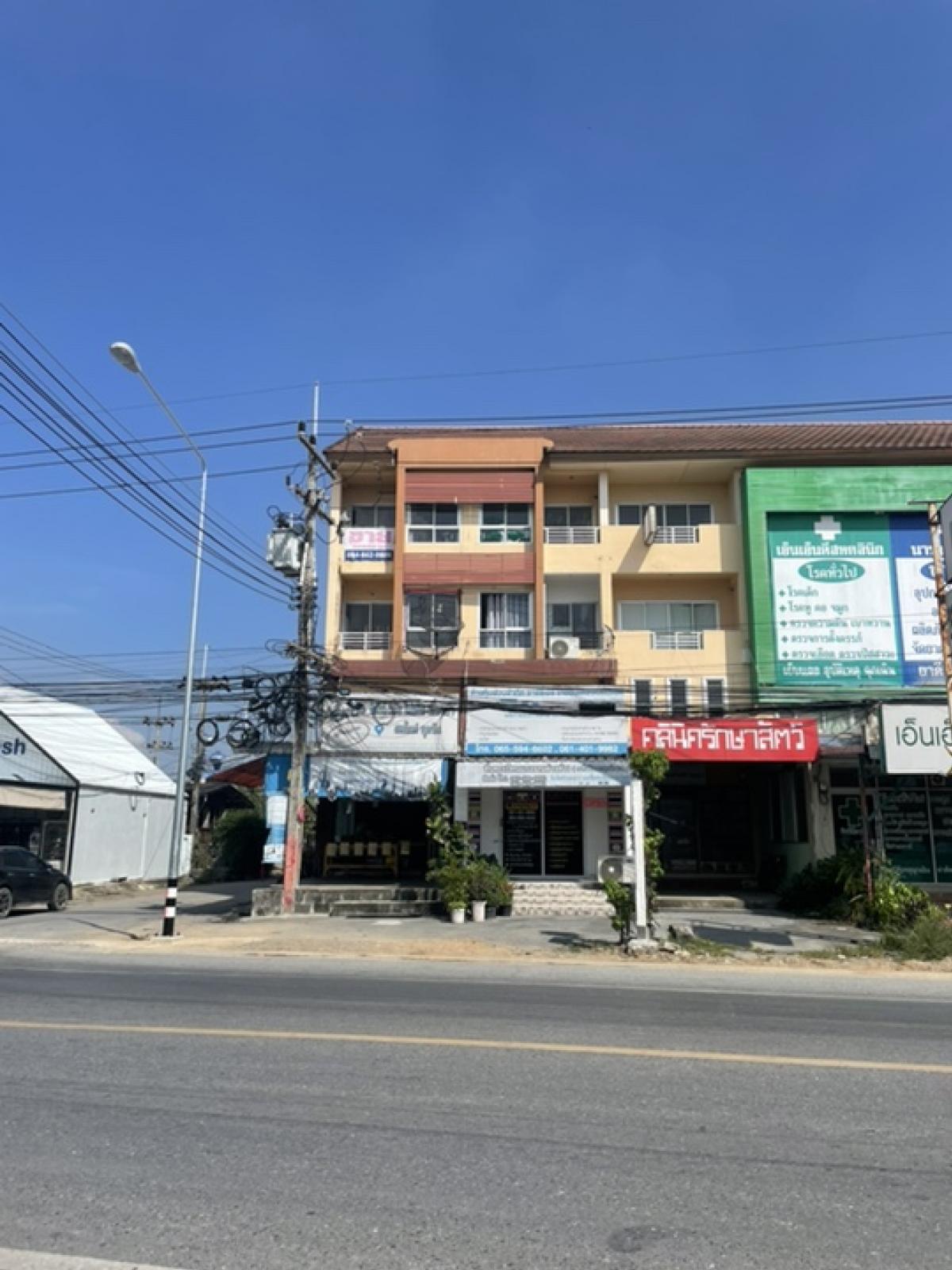 For SaleShophousePathum Thani,Rangsit, Thammasat : Urgent sale! 4-storey commercial building (corner room) suitable for trading. Nearby areas have many factories and villages.