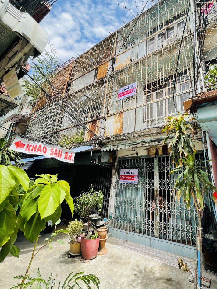 For SaleShop HouseYaowarat, Banglamphu : For Sale: 3-Story Building, 46 sq.m, located in Rambuttri Alley, connected to Khao San Road