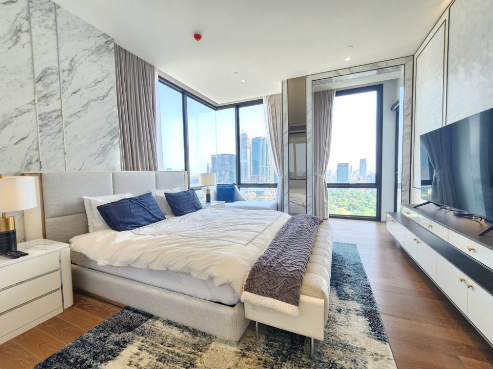 For RentCondoWitthayu, Chidlom, Langsuan, Ploenchit : ♦ Rare Unit Penthouse ♦ 25+ Floor, 4 Beds | 254.50 sq.m. | Near BTS Ploenchit 3 mins., MRT Lumpini 4 mins.