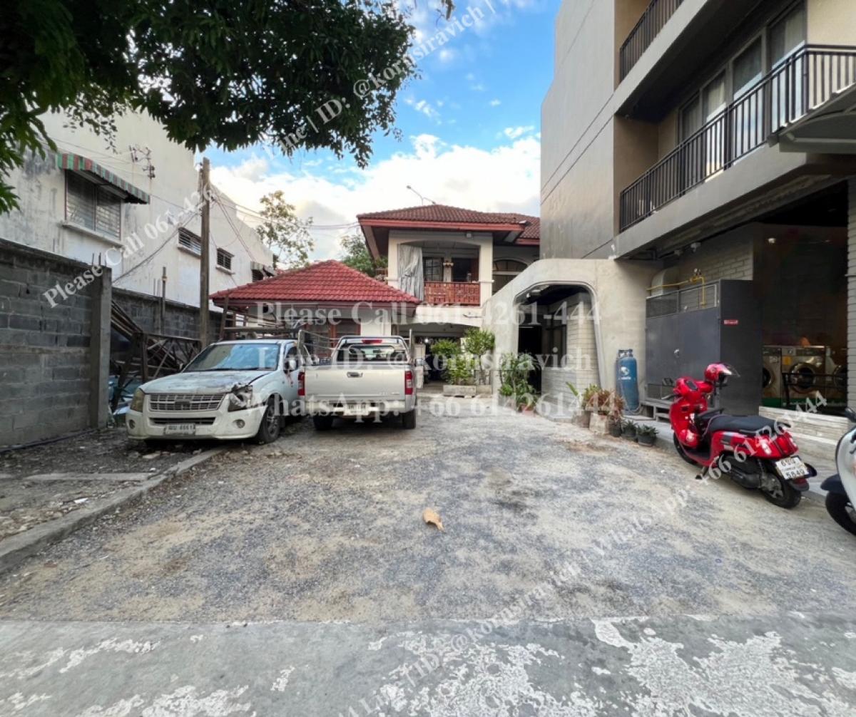 For RentRetailOnnut, Udomsuk : Old house for rent, doing business on 120 square wah of land @ Soi Pridi Banomyong, Sukhumvit 71 (Phra Khanong), Bangkok. There is parking and additional parking space for rent.