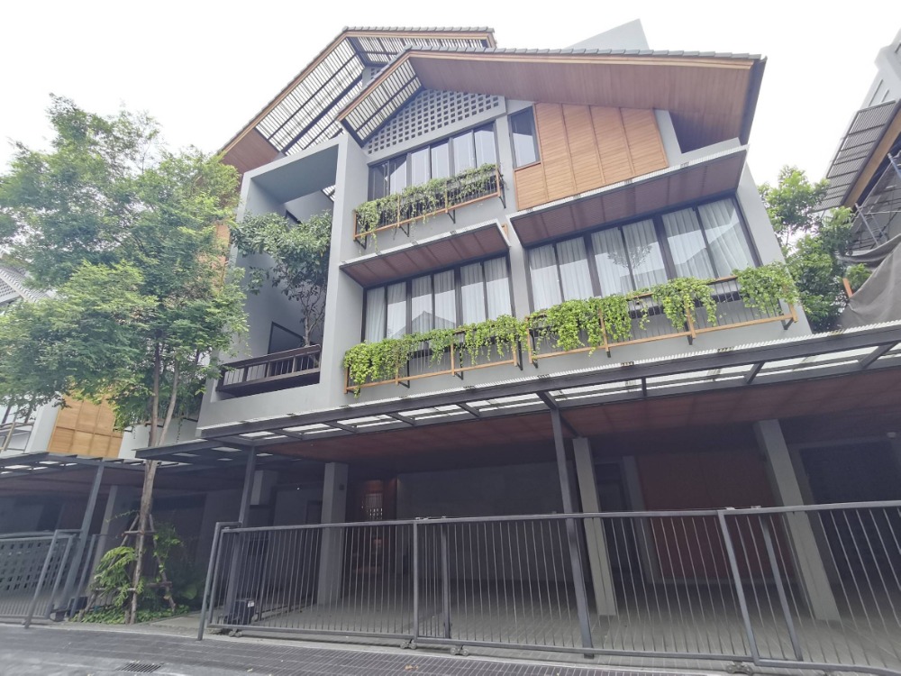 For SaleHouseSapankwai,Jatujak : ● Modern Cozy ● Single house 3 storey, 87.50 sq.w. 620 sq.m. | 5 Beds, 6 Parking | Baanbaan Vibhavadi 20 (บ้านบ้าน วิภาวดี 20) | Near Central Ladprao 8 mins., MRT Ladprao 6 mins.