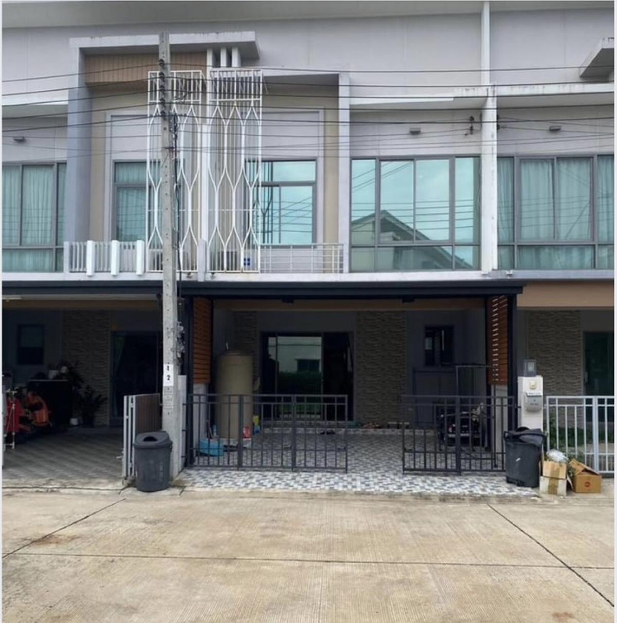 For SaleTownhomePattanakan, Srinakarin : For sale: 2-storey townhouse, Metro Rama 9-Krungthep Kreetha project, area 19.7 square wah, 4 bedrooms, 2 bathrooms, 1 kitchen, 4 air conditioners. Interested, please contact 092-642-2937 and 081-698-7488.