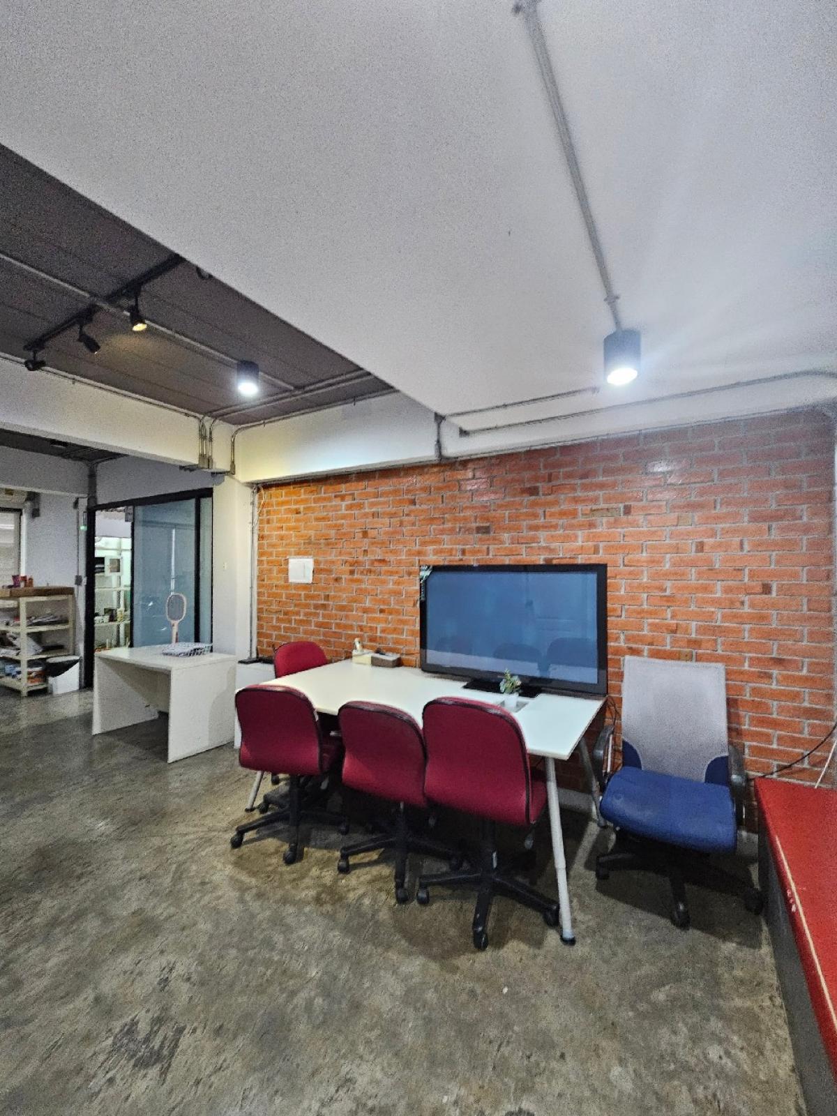 For RentOfficePattanakan, Srinakarin : Office for rent, office opposite Paradise Park, Seacon Srinakarin, Srinakarin