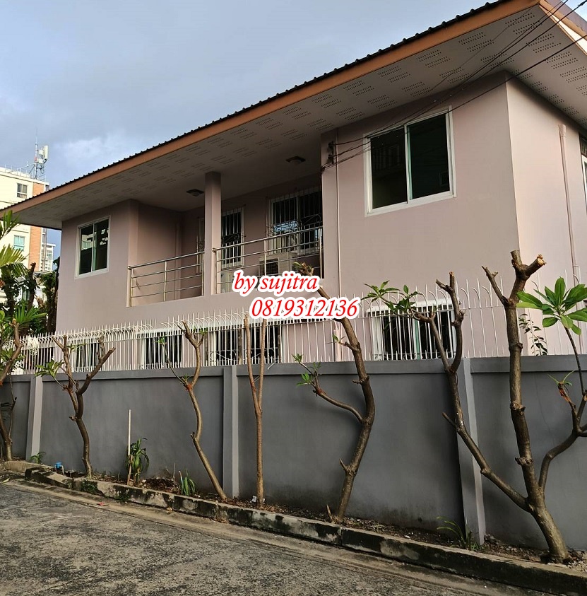 For RentHouseSapankwai,Jatujak : For rent: 2-storey detached house, 100 sq m, large house, newly painted, corner unit, near MRT Ratchada 19