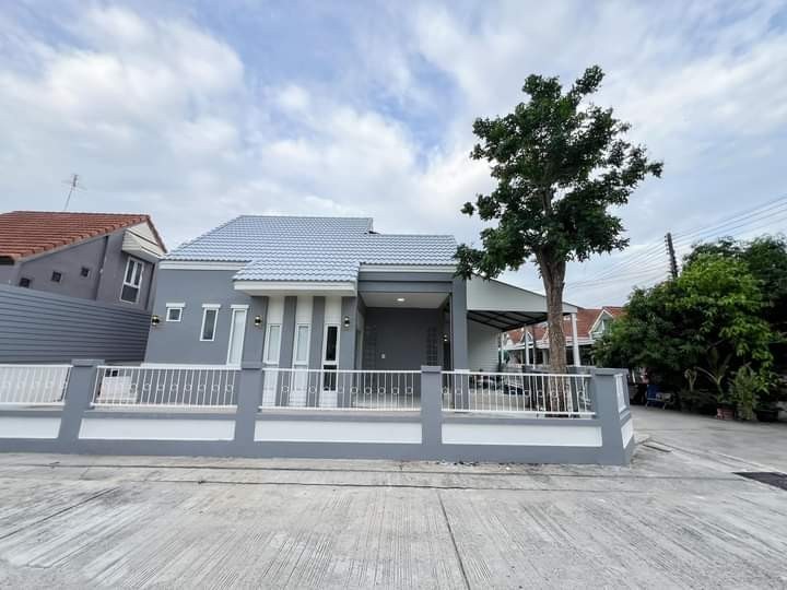 For SaleTownhousePathum Thani,Rangsit, Thammasat : S-WRK101 Townhome for sale Wararak Village, Rangsit, Klong 3 Size 28.8sqw Half Floor Usable Area 150sqm. 3 bedrooms 2 bathrooms 1.95M 063-759-1967