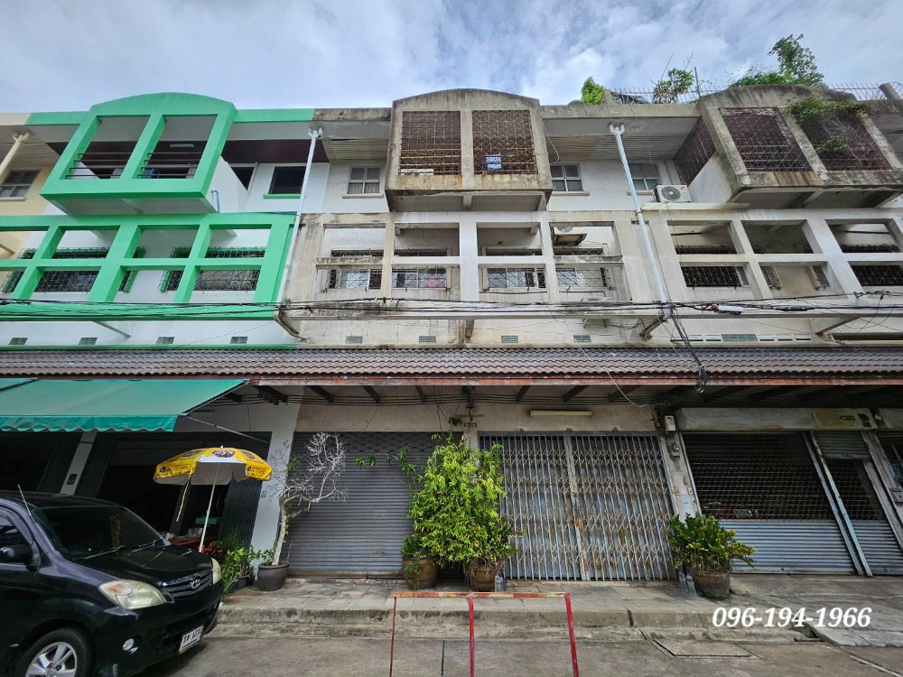 For SaleShophouseSathorn, Narathiwat : Commercial building for sale, 4.5 floors, 26 square meters, Soi Charoen Rat 7, Intersection 9, near the Si Rat Expressway entrance and BTS Surasak.