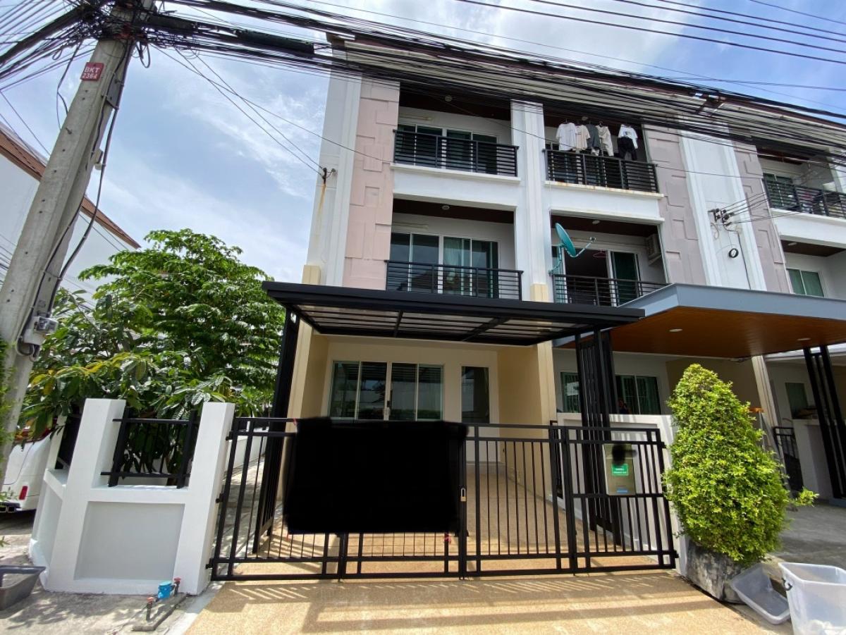 For SaleTownhousePattanakan, Srinakarin : Townhome for sale, Baan Klang Muang S-Sense Srinakarin, Soi Srinakarin 46/1, corner house, completely renovated.