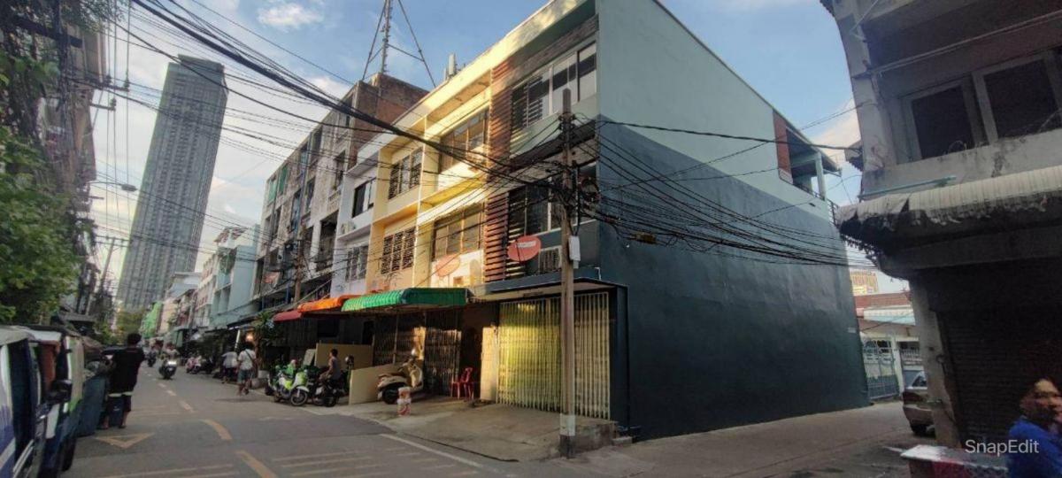 For RentShophouseSukhumvit, Asoke, Thonglor : 3-story commercial building for rent, Soi Sukhumvit 49 ** suitable for living - opening a business - making a home office.