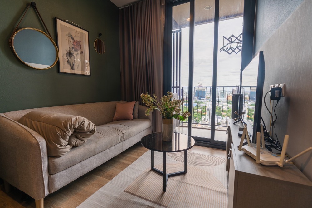 For SaleCondoSukhumvit, Asoke, Thonglor : Cant find a private corner condo, high floor, open view!! Cheap condo for sale in the heart of Sukhumvit, Oka Haus, size 34.5 sq m, 27th floor, beautiful view, very beautiful room, plus close to the BTS and MRT!!