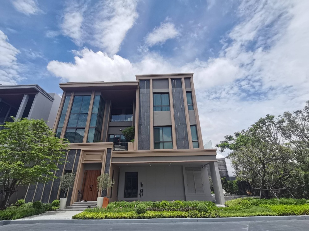 For SaleHouseLadkrabang, Suwannaphum Airport : ♦ Type ​RAVINE(M) ♦ Single house 3 Storey, 5 Beds | 93.70 sq.w. 567.00 sq.m. | Grand Bangkok Boulevard Yard-Bangna​​  |  Near Makro Klang Kaew 5 mins, Att U Park Bangna 8 mins, Charter International School 10 mins.