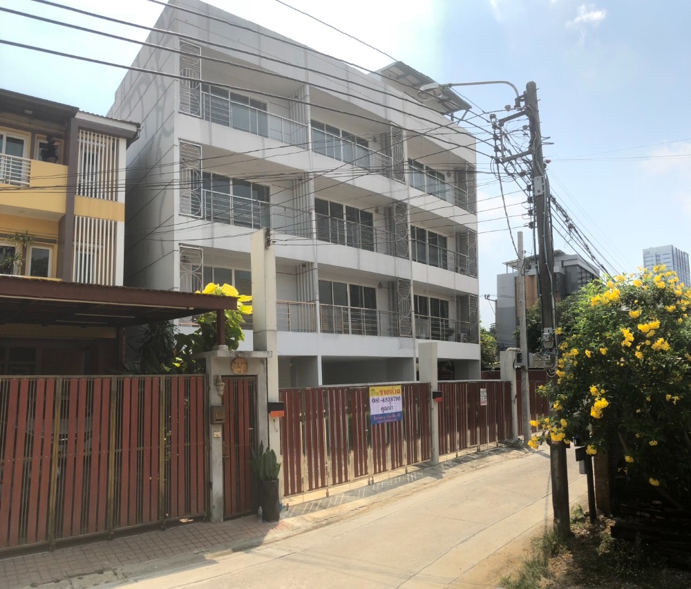 For SaleShop HouseKasetsart, Ratchayothin : Commercial building for sale, 3.5 floors, newly built, Soi Phahonyothin 24, intersection 2-1-2.