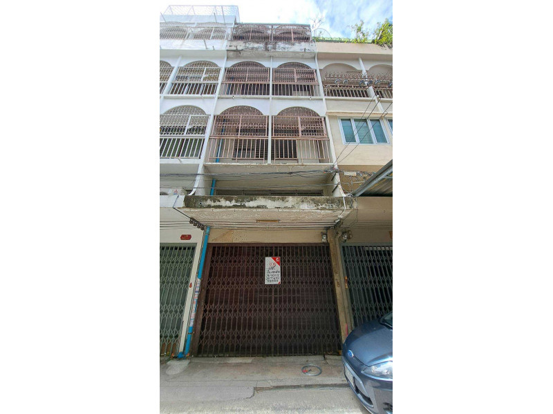 For SaleShophouseWongwianyai, Charoennakor : Commercial building for sale, 4.5 floors, Soi Itsaraphap 2, Khlong San District (Bang Lamphu Lang)