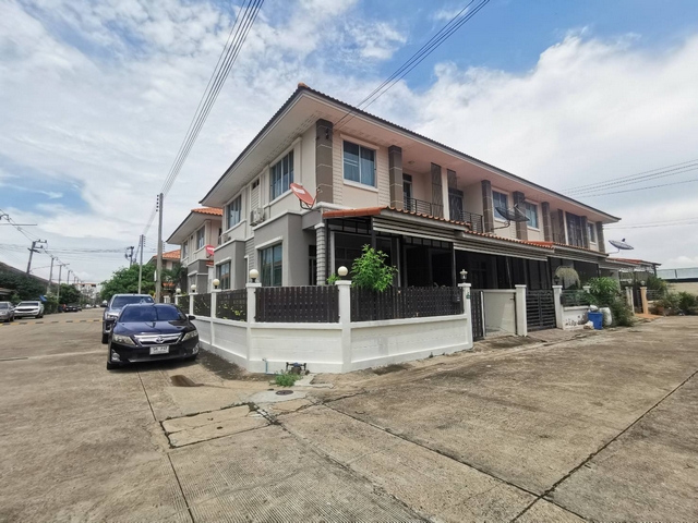 For SaleTownhousePathum Thani,Rangsit, Thammasat : Townhouse for sale Next to the main road, beautifully decorated project, 29.4 sq m, corner house, Baan Ruenruedee Rangsit, Khlong 4, near Dream World.