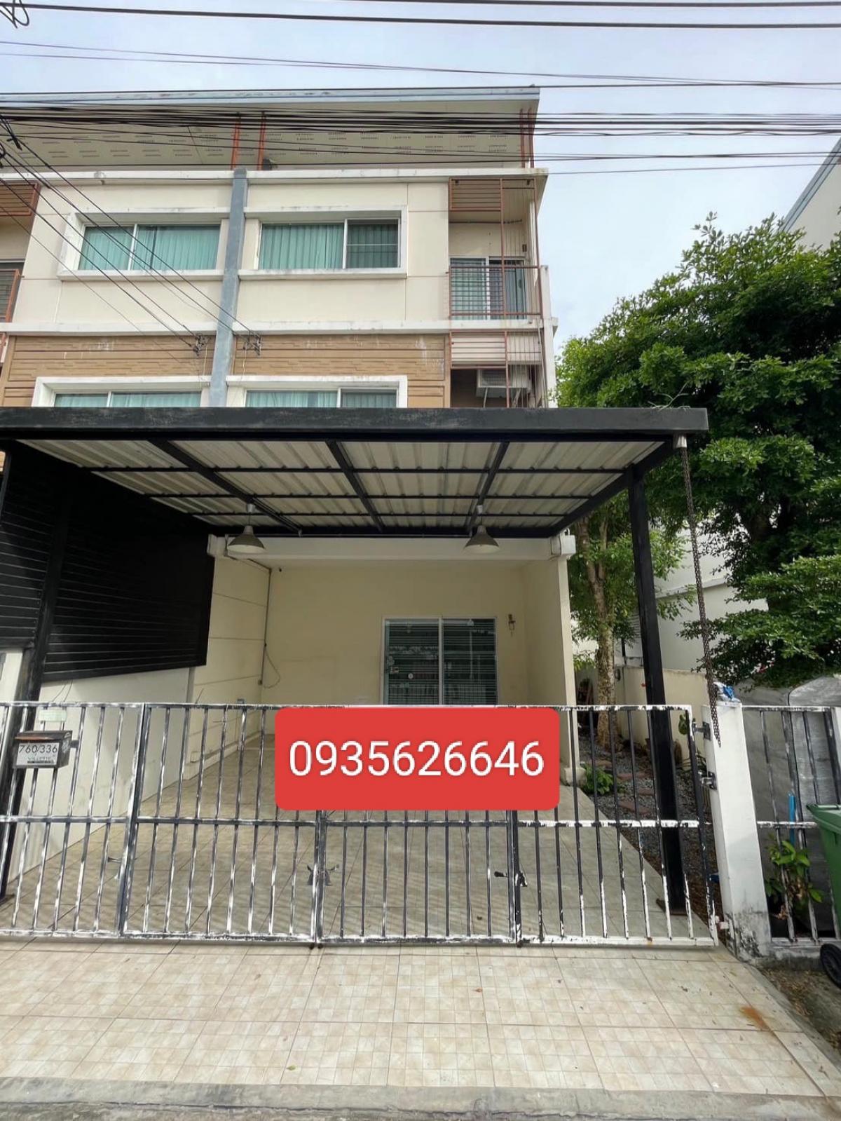 For SaleTownhousePattanakan, Srinakarin : Urgent sale, 3-story house, corner house, Village City Project, Phatthanakan 38, only 5.2 million baht.