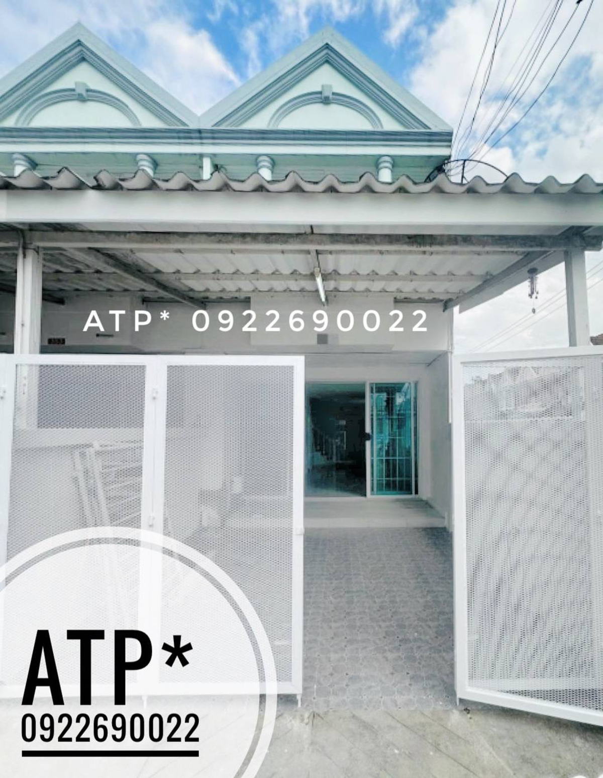 For RentTownhomeRamkhamhaeng, Hua Mak : **Rent 20K** Newly renovated townhouse (corner house) 19 sq m / 2 floors / 2 bedrooms / 2 bathrooms / 3 air conditioners / lobby + kitchen / 1 parking space / some furniture (as per Photo) @ Hua Mak behind Ram Ramkhamhaeng 24