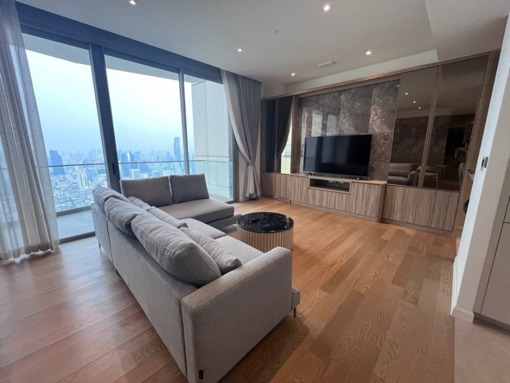 For RentCondoWongwianyai, Charoennakor : ♦ Nice view, High floor ♦ 55+ Floor, 174.33 sq.m. | 4 Bedrooms, Chao Phraya River view | Near Icon Siam 1 min., BTS Krung Thonburi 2 mins.