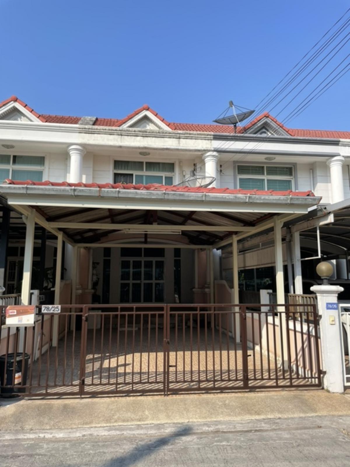 For SaleTownhouseMin Buri, Romklao : Townhouse for Sales. , Near Ladkrabang , Suwannabhumi airport. Very convenient and good location