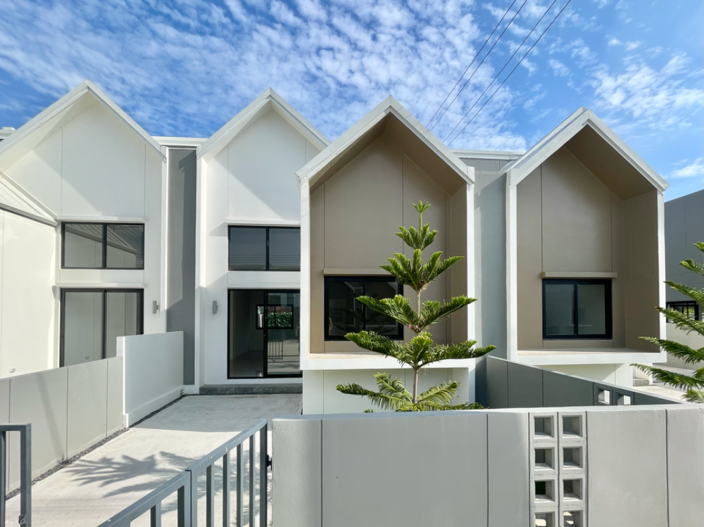 For SaleTownhousePathum Thani,Rangsit, Thammasat : 2-story townhome for sale, Duplex Penhouse type, the only one in Khlong 6, Pathum Thani, with the most cost-effective central location, Paintville Rangsit-Khlong 6 project.