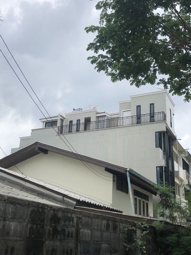 For SaleTownhouseNawamin, Ramindra : Corner semi-detached house for sale, 26 square meters, 3 floors, plus Soi Ramintra 65, convenient travel, price negotiable.