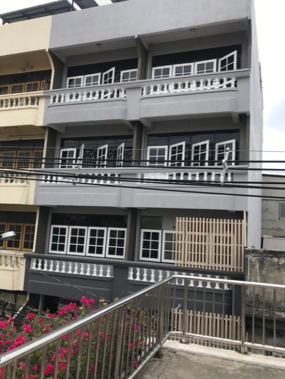 For RentShophouseWongwianyai, Charoennakor : Commercial building for rent, Charoen Nakhon Road, near Soi Charoen Nakhon 63.