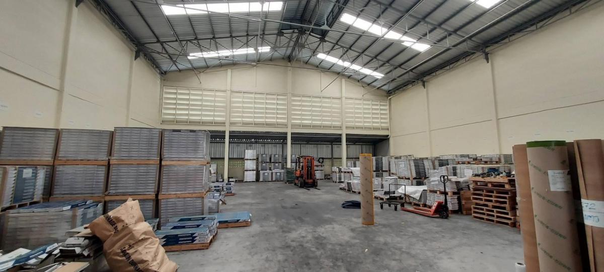 For RentWarehouseSamut Prakan,Samrong : Mini factory for rent in Theparak area, only 200 meters from the main road, convenient transportation, near Chula Rat 3 Hospital, total usable area 880 sq m on 180 sq m of land on Bang Pla Road.