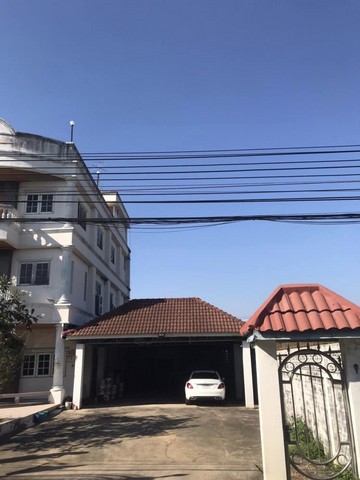 For SaleHouseNawamin, Ramindra : Urgent sale, detached house, 3.5 floors, 178 square meters, Ramintra 77, Intersection 6, near Khu Bon BTS station. The house faces south.