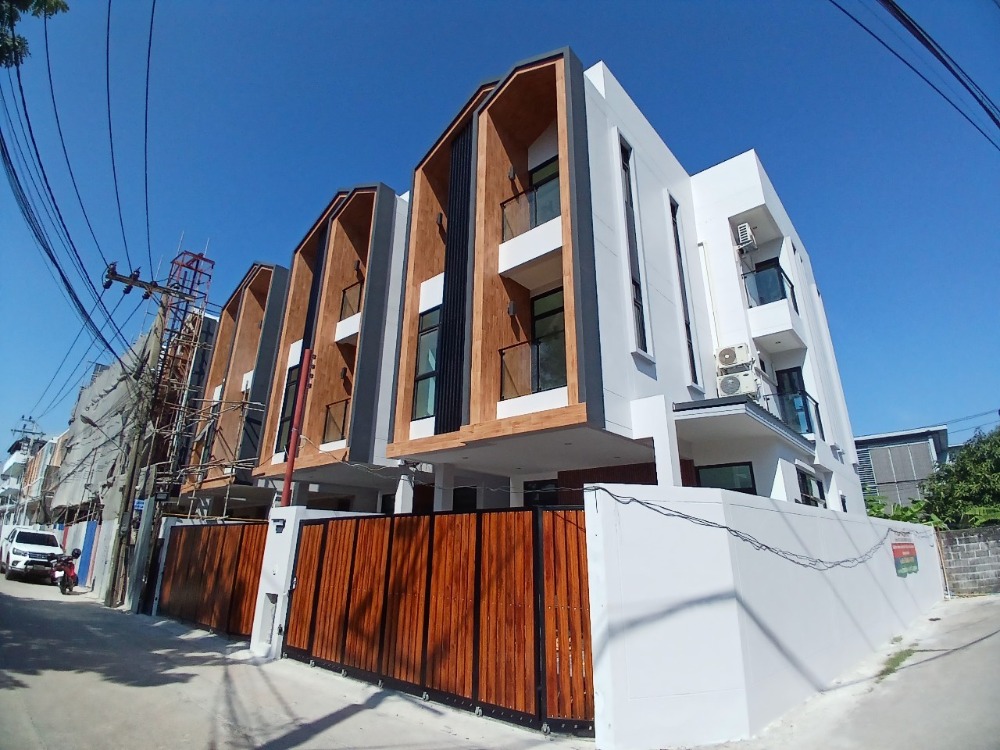 For SaleHouseRatchadapisek, Huaikwang, Suttisan : Open for reservation!! 3-storey single house, near MRT Sutthisan, only 700 m. Prime location, house in the city, house near the electric train