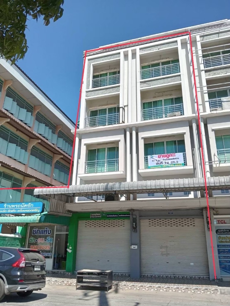 For SaleShophousePathum Thani,Rangsit, Thammasat : Urgent sale, 4.5-storey commercial building, 2 units, Supalak Home 4 Lam Luk Ka project, on Lam Luk Ka Road, Khlong 3, area 75 sq m, with parking space