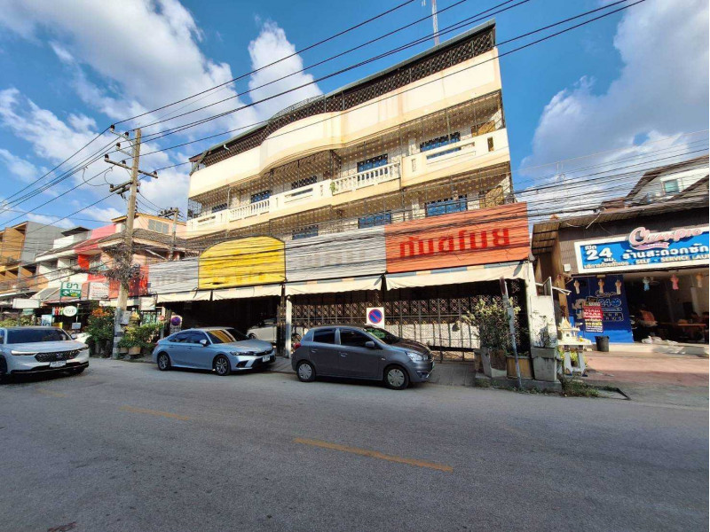 For SaleShop HouseChiang Mai : Commercial building for sale, 3 floors, 5 units, Phra Singh Subdistrict, Chiang Mai Province.