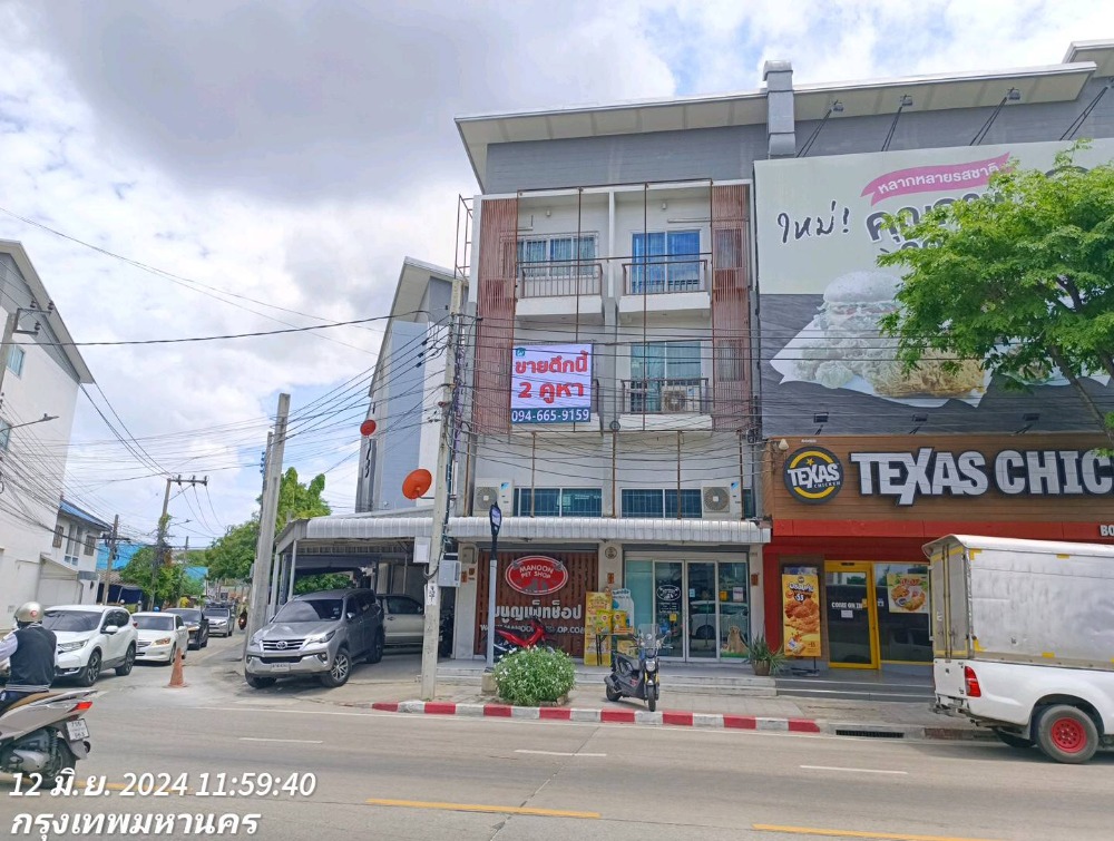 For SaleShophouseChokchai 4, Ladprao 71, Ladprao 48, : Urgent sale!!  Commercial building, Lat Phrao 71, 3 and a half floors, 2 units, next to the road, corner room, has parking, good location.