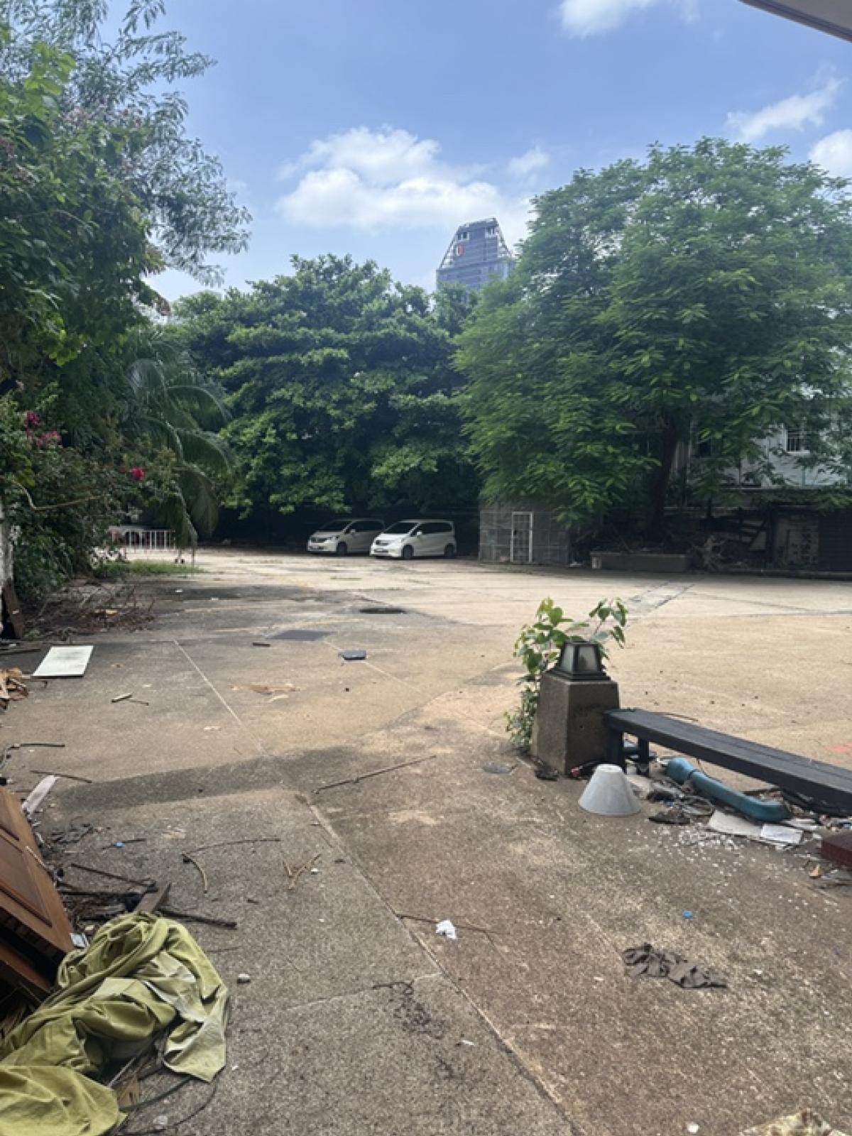 For SaleLandSilom, Saladaeng, Bangrak : Land for sale, Rama 4, near Hua Lamphong MRT, area 550 square wah, selling for 1,000,000 baht per square wah, transfer fee and tax are half, suitable for developing an office, condo, hotel.