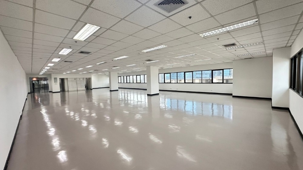 For RentOfficeSukhumvit, Asoke, Thonglor : Office for rent, Sorachai Building Ekkamai near BTS Ekkamai, 6 minutes.