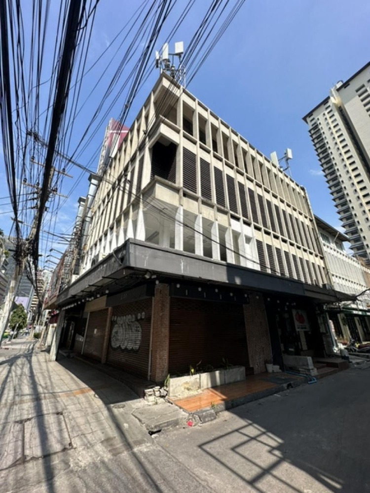 For RentShophouseSukhumvit, Asoke, Thonglor : Commercial building, 2 units, 4 floors, located in the heart of Asok Montri Road | 440 sq.m., 10 beds, 10 baths | Near GMM Building 100 m., Srinakharinwirot University 800 m.