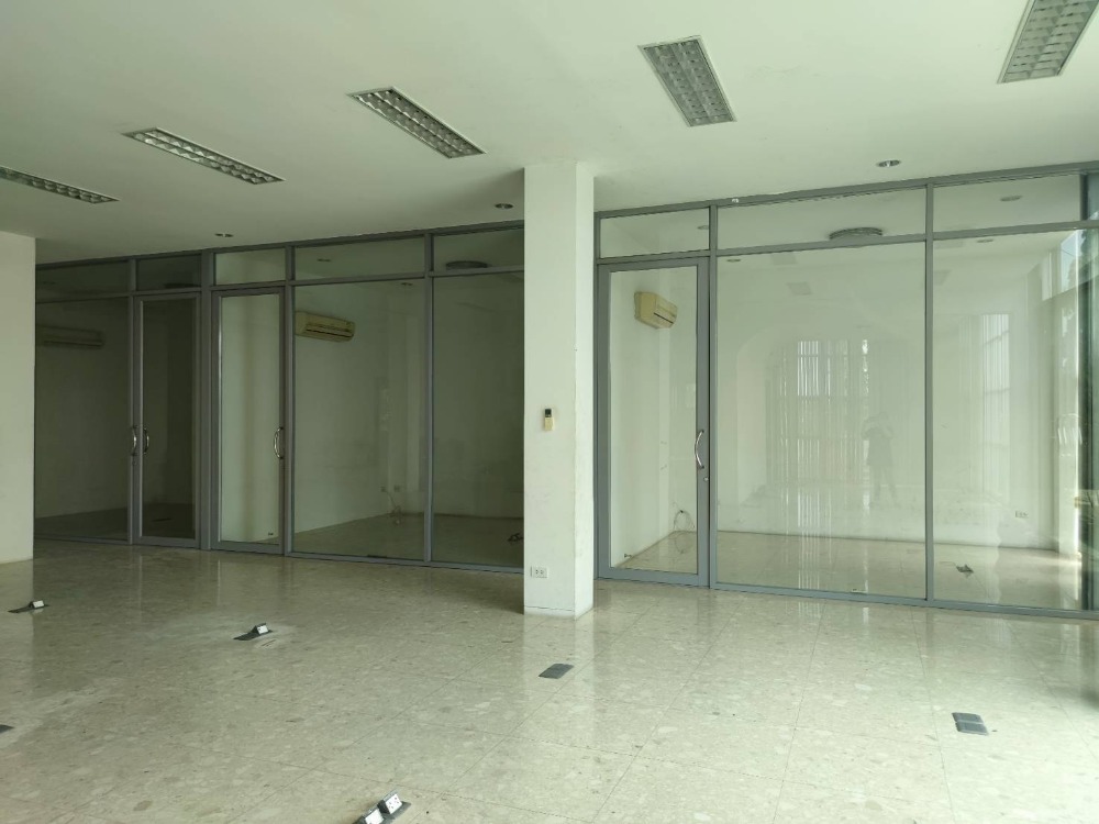 For RentWarehouseSamut Prakan,Samrong : Warehouse for rent, King Kaeo, Samut Prakan, red area  20 kilometers from Khlong Toei Port (Bangkok port THAILAND), 2.00 kilometers from Suvarnabhumi Airport, 10.00 kilometers from Lat Krabang Warehouse.