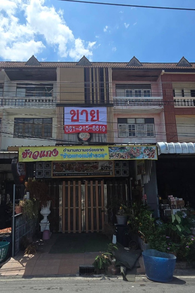 For SaleShophousePathum Thani,Rangsit, Thammasat : Commercial building for sale, Pathum Thani, 3.5 floors, near Rangsit Market, size 20 sq m., 5 bedrooms, 3 bathrooms.