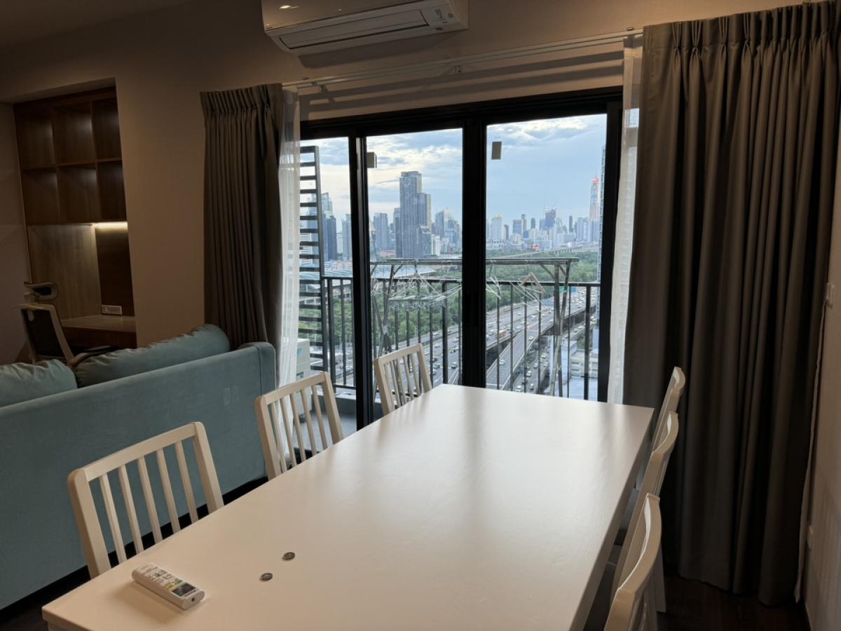 ให้เช่าคอนโดพระราม 9 เพชรบุรีตัดใหม่ RCA : The new house has two bedrooms and one living room, which is well decorated. It is in a quiet corner with a very good layout and good lighting.