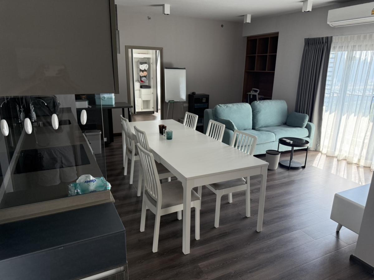 For RentCondoRama9, Petchburi, RCA : The new house has two bedrooms and one living room, which is well decorated. It is in a quiet corner with a very good layout and good lighting.