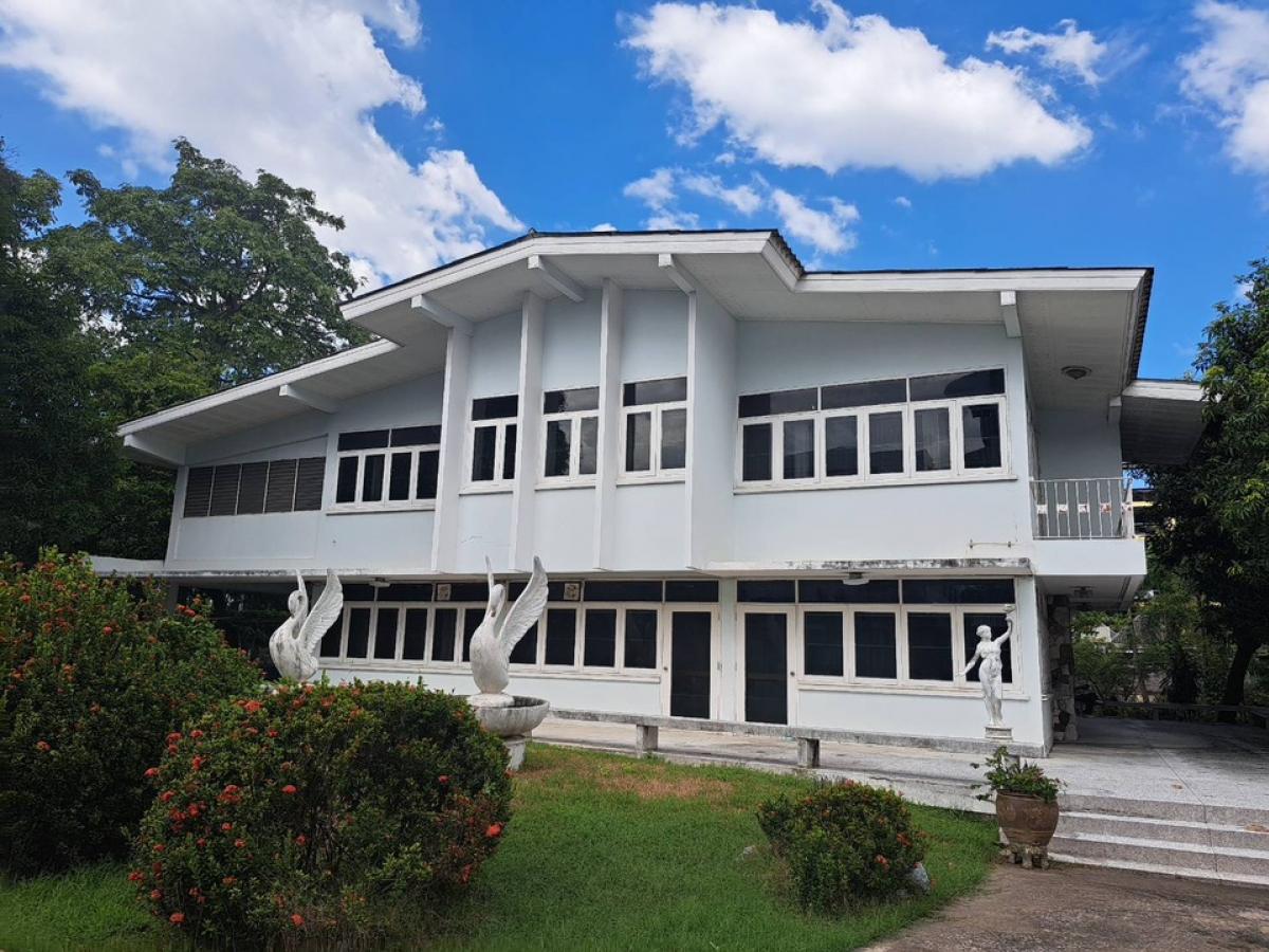 For SaleHouseRama 8, Samsen, Ratchawat : 📢👇Classic style house, area almost 2 rai, close to the expressway, school, hospital, convenient travel on many routes.