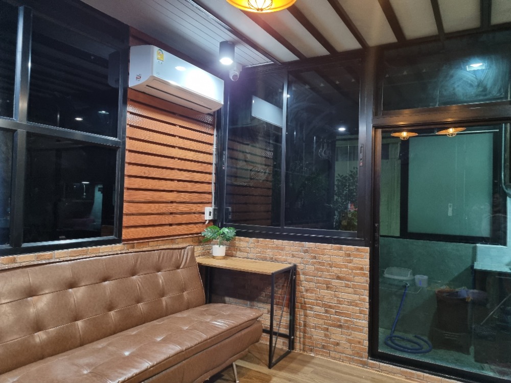 For SaleShophousePathum Thani,Rangsit, Thammasat : For sale, 5-story office building, newly renovated, area 18 sq m., 360 sq m., Sathaporn Village, Rangsit-Khlong Sam. Next to Rangsit-Nakhon Nayok Road and Lotus Khlong 4 Department Store, Bueng Yitho Subdistrict, Thanyaburi District, Pathum Thani Province