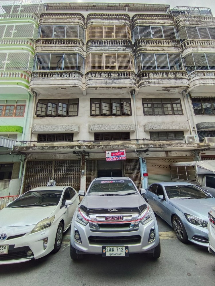 For SaleWarehouseSathorn, Narathiwat : K1584 Urgent sale!!! Shophouse warehouse Charoenrat Road, 81 sq m, 5 floors, suitable for a factory. Parking for 4 cars in front of the house, Rama 3 area.