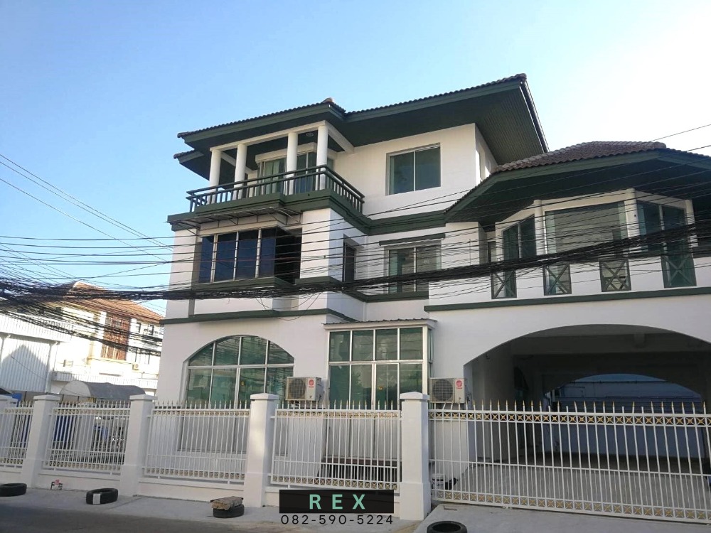 For RentHome OfficePattanakan, Srinakarin : For rent Home Office Krungthep Kreetha *Newly renovated* 3 floors, 650 sq m, near Wellington International School, Unico Golf Course.