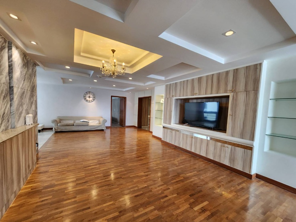 For RentCondoSukhumvit, Asoke, Thonglor : Pet Friendly (3 bed 223 Sqm) @Sukhumvit 24 - RENT 65,000 THB Negotiable