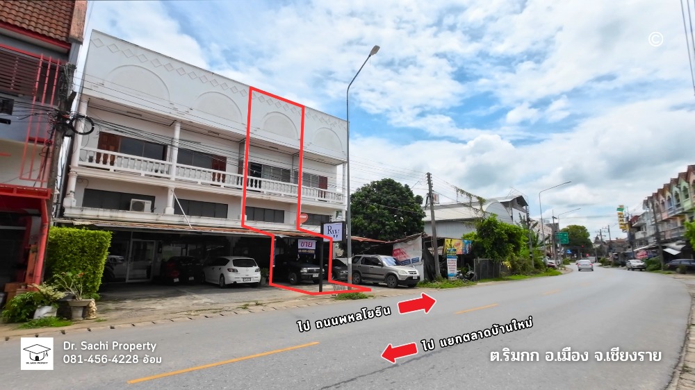 For SaleShophouseChiang Rai : For sale, commercial building, near Wat Rong Suea Ten, 2 and a half floors, 34 sq m., very good location, near Phahon Yothin Road.