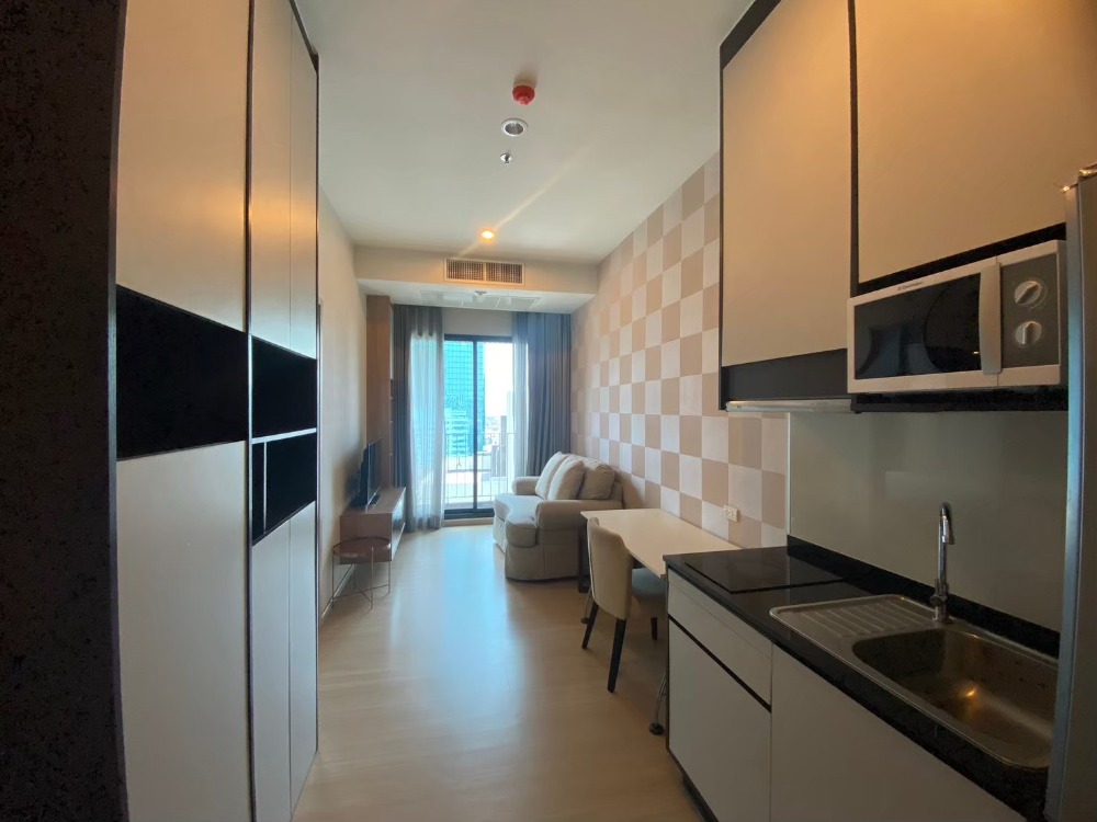 For SaleCondoRama9, Petchburi, RCA : Steps from Everything: Modern Condo near Ekamai-Thong Lo 1 Bed 34 sqm.