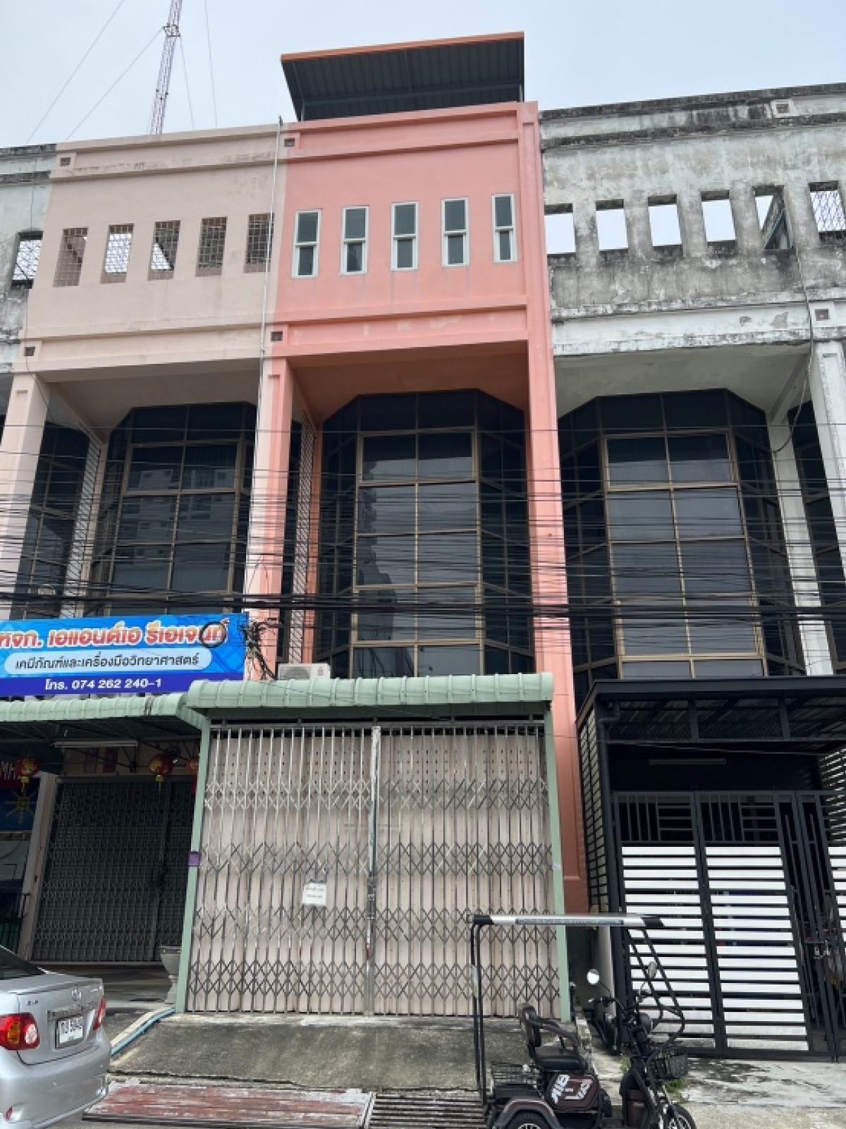 For SaleShophouseHatyai Songkhla : 4-story commercial building for sale, prime location, Hat Yai, next to Central Hat Yai, only 250 meters.