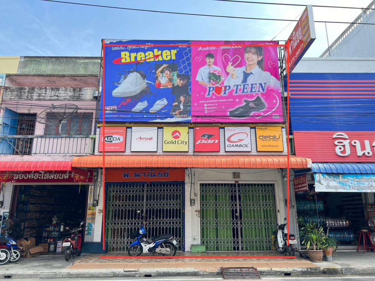 For SaleShophouseHatyai Songkhla : For sale: 2 commercial buildings, 2 floors, in the center of Hat Yai, 8 m wide on the road, 19 m deep.