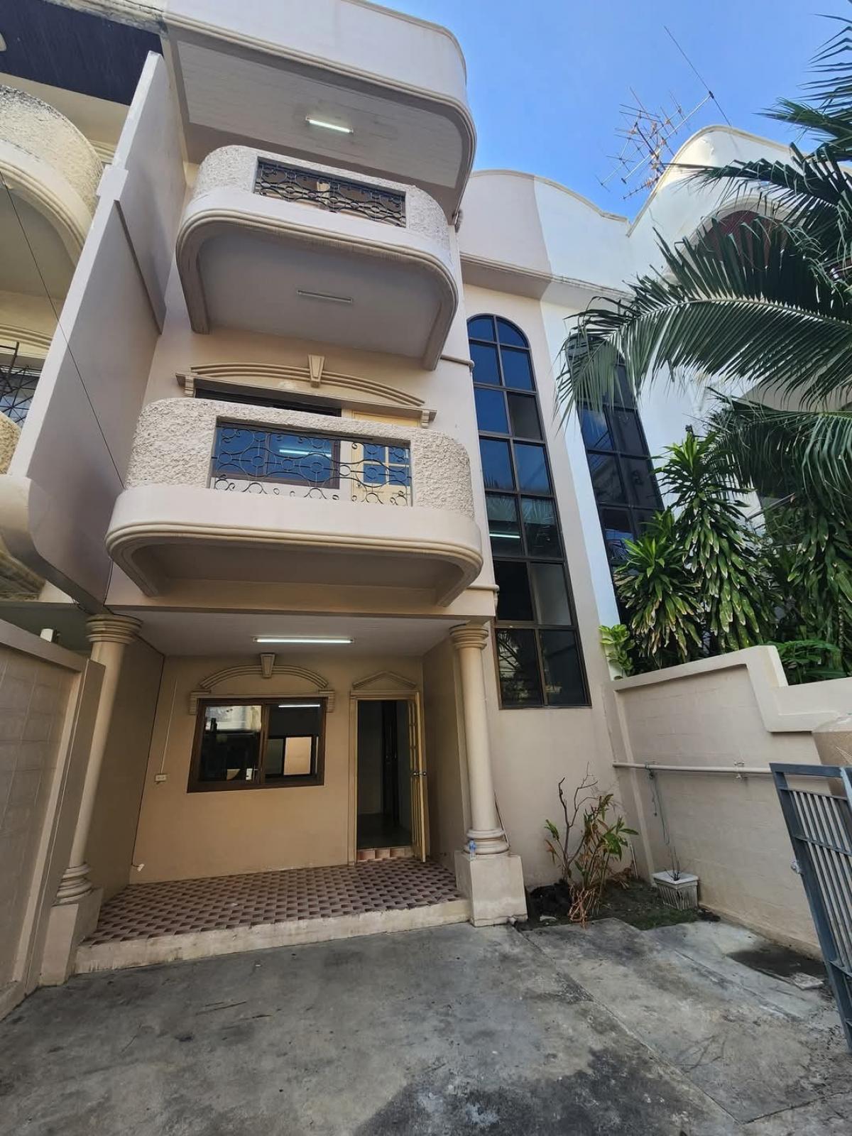 For RentHouseChokchai 4, Ladprao 71, Ladprao 48, : For rent: 3-storey townhouse, Lat Phrao 84, near Pradit Manutham Expressway, Rama 9 - Lat Phrao (new air conditioners throughout the house)