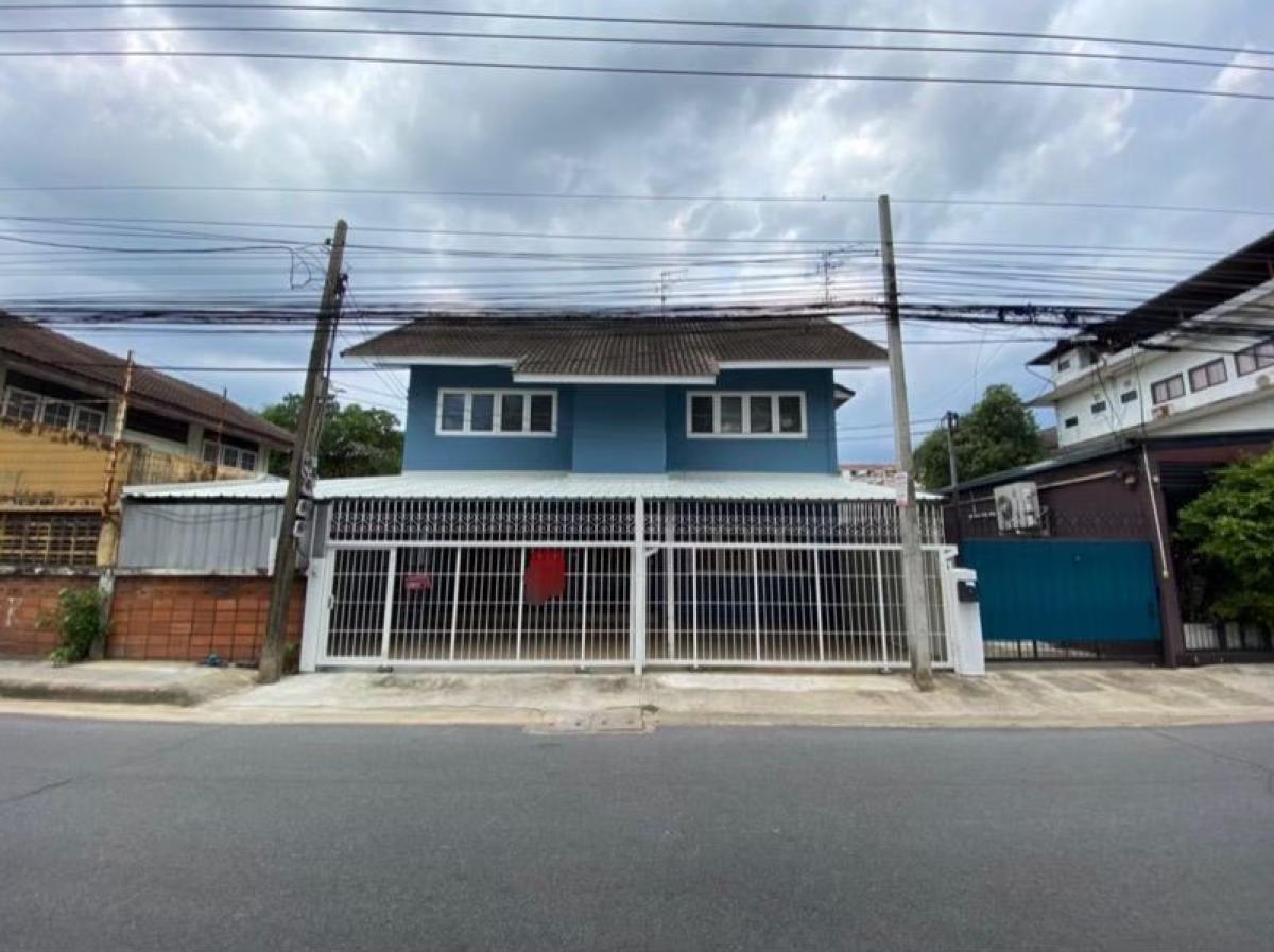 For RentHouseChokchai 4, Ladprao 71, Ladprao 48, : For rent: 2-storey detached house, Lat Phrao, near MRT Lat Phrao 71, only 150 m., near Pradit Manutham Expressway, Rama 9 - Lat Phrao