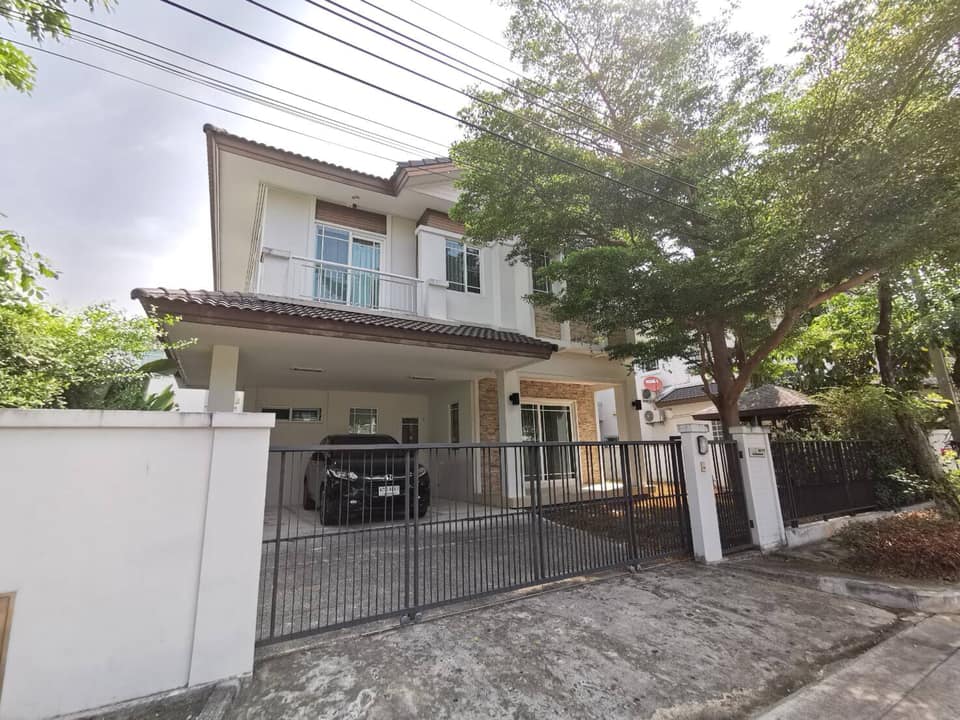 For RentHousePattanakan, Srinakarin : Single house for rent, Manthana Srinakarin Rama 9, large house, near the Srinakarin BTS project, near the new Krungthep Kreetha Road and near Brighton International School.